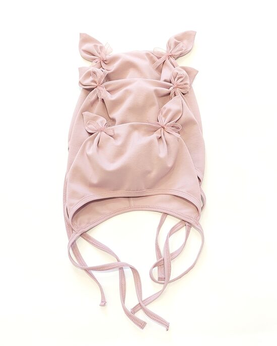 Sienamā cepure ar sasietām austiņām