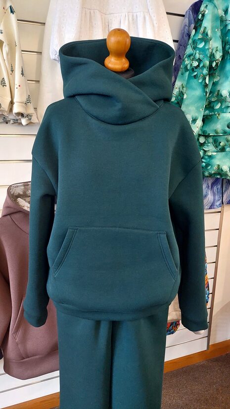 ● Hūdiji, bikses un džemperi